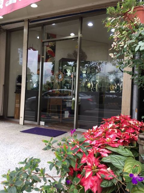 美瑩珠寶玉石精品店－桃園中壢推薦玉鐲 玉飾 專業珠寶買賣回收 找水晶飾品 鈦晶 鑽石戒指首選 玉石估價收購 佛珠手珠換線 緬甸翡翠 玉石販售 GIA鑽石 品牌珠寶訂製客製 黃金K金 玉石高價收購