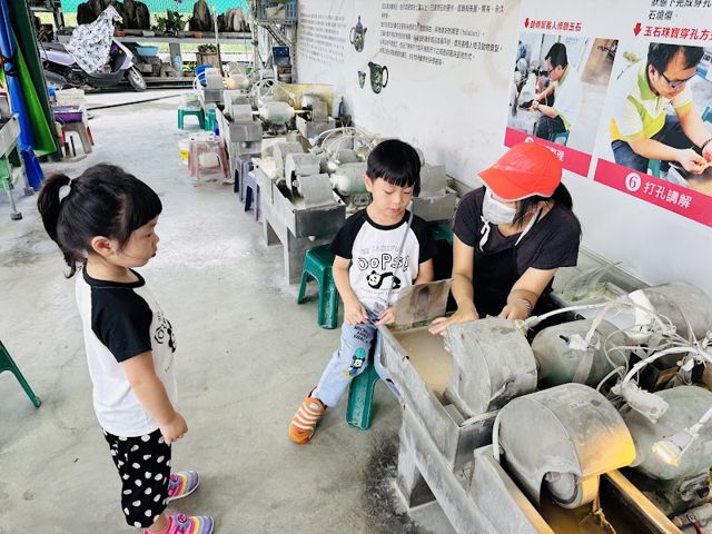 鍾華玉品藝術工坊｜親子磨玉diy ｜觀光工廠｜文化部頒發"鍾榮華臺灣工藝之家"｜花蓮景點｜花蓮旅遊｜手作紀念品