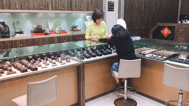 金明瑩黃金珠寶銀樓Kingminyin Jewelry(專售鑽戒、黃金、神明金牌、小金豆、結婚黃金套組出租、情侶對戒、黃金高價回收、鉑金、鉑金高價回收、GIA婚戒、珠寶回收、鑽石回收、翡翠、南洋珠、K金、水晶、珠寶維修)